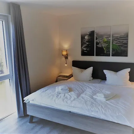 Haus Nr 33, Deichgraf Nyaraló Schillig